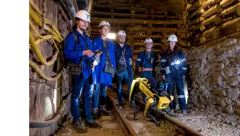 Zdjęcie grupowe na poziomie czwartym w Kopalni Soli Wieliczka