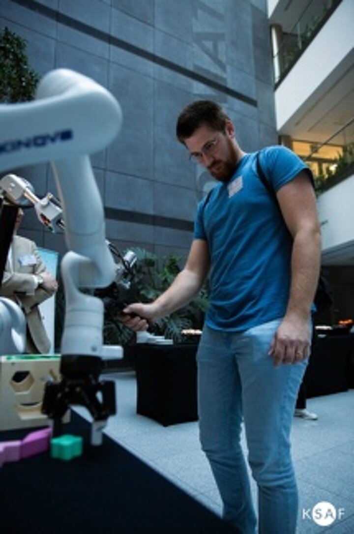 Ramię robotyczne przywiezione przez E4I, sponsora warsztatów.