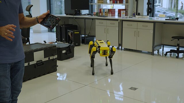 Demonstracja robota Spot w sali laboratoryjnej