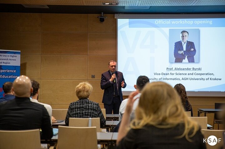 Prof. Aleksander Byrski rozpoczyna pierwszy dzień warsztatów.