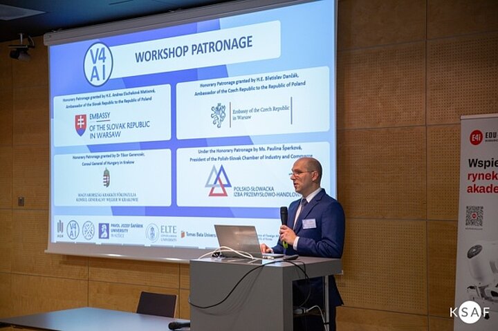 Michal Pluhacek przedstawia program warsztatów.