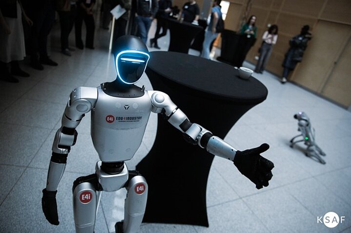 Roboty Unitree na korytarzu przed salą wykładową