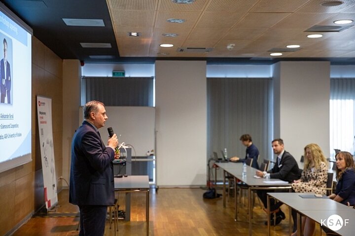 Aleksander Byrski otwiera pierwszy dzień warsztatów.